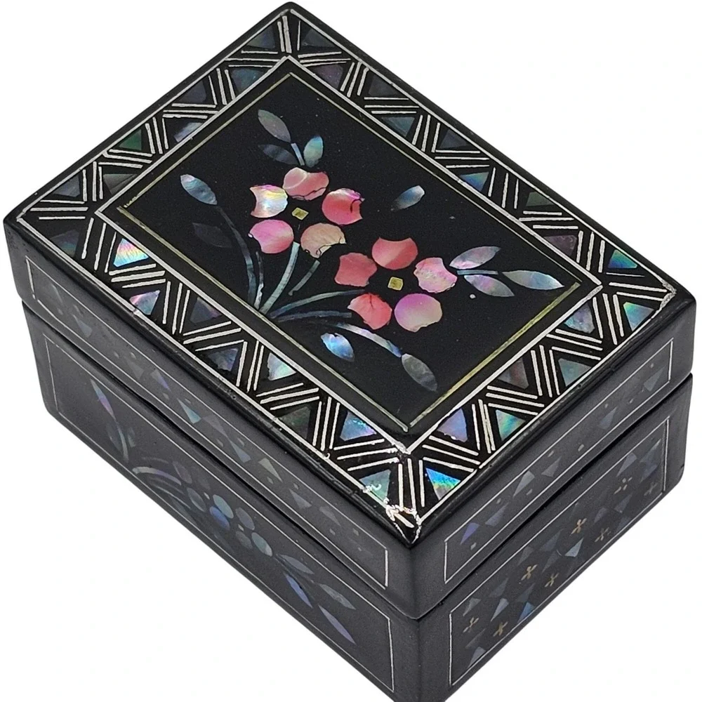 Vtg Style Chinese Lacquerware Trinket Box Black Floral Inlay Mother of Pearl Red
